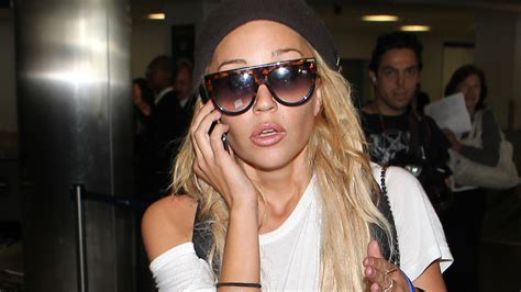 Amanda Bynes placed on psych hold after roaming streets naked。